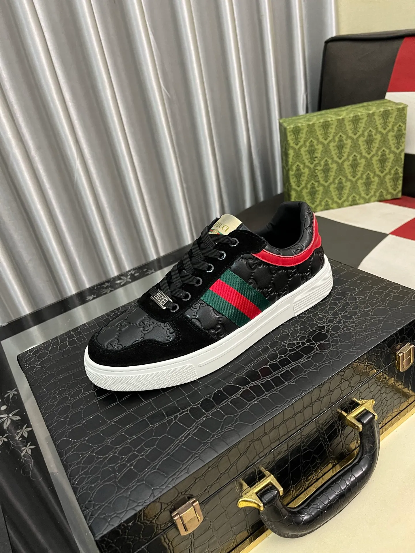 Men's Men's Shoes💰440⌚️⌚️【GUCCI】Gucci men's latest white shoe series casual shoes! The official website is built 1:1. Upper: Made of imported cowhide, with electric embroidery ➕Inner lining: Made of high-quality first-layer pigskin, soft and comfortable. Picky material selection and exquisite workmanship give you the best enjoyment. Size: 38-44 yards, 3️⃣ colors available.
